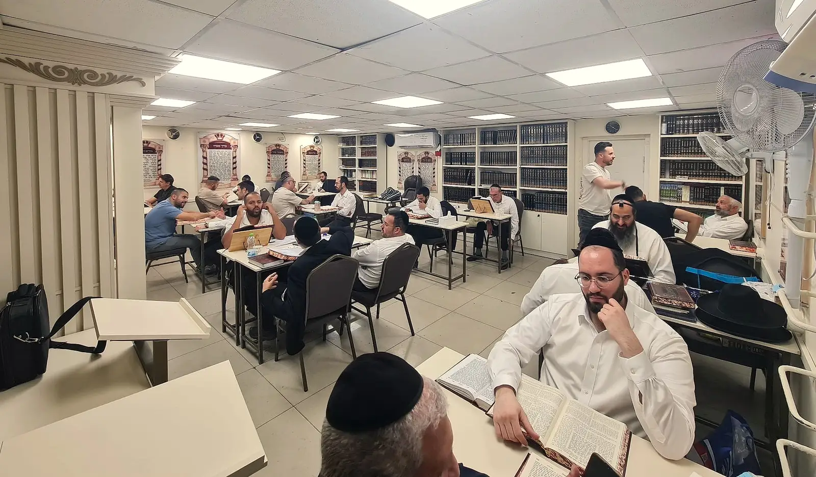 אברכים ולומדים בחברותא בבית המדרש אור ליעקב